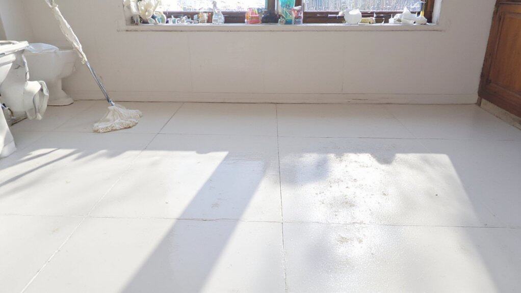 cleaning bathroom porcelain tiles